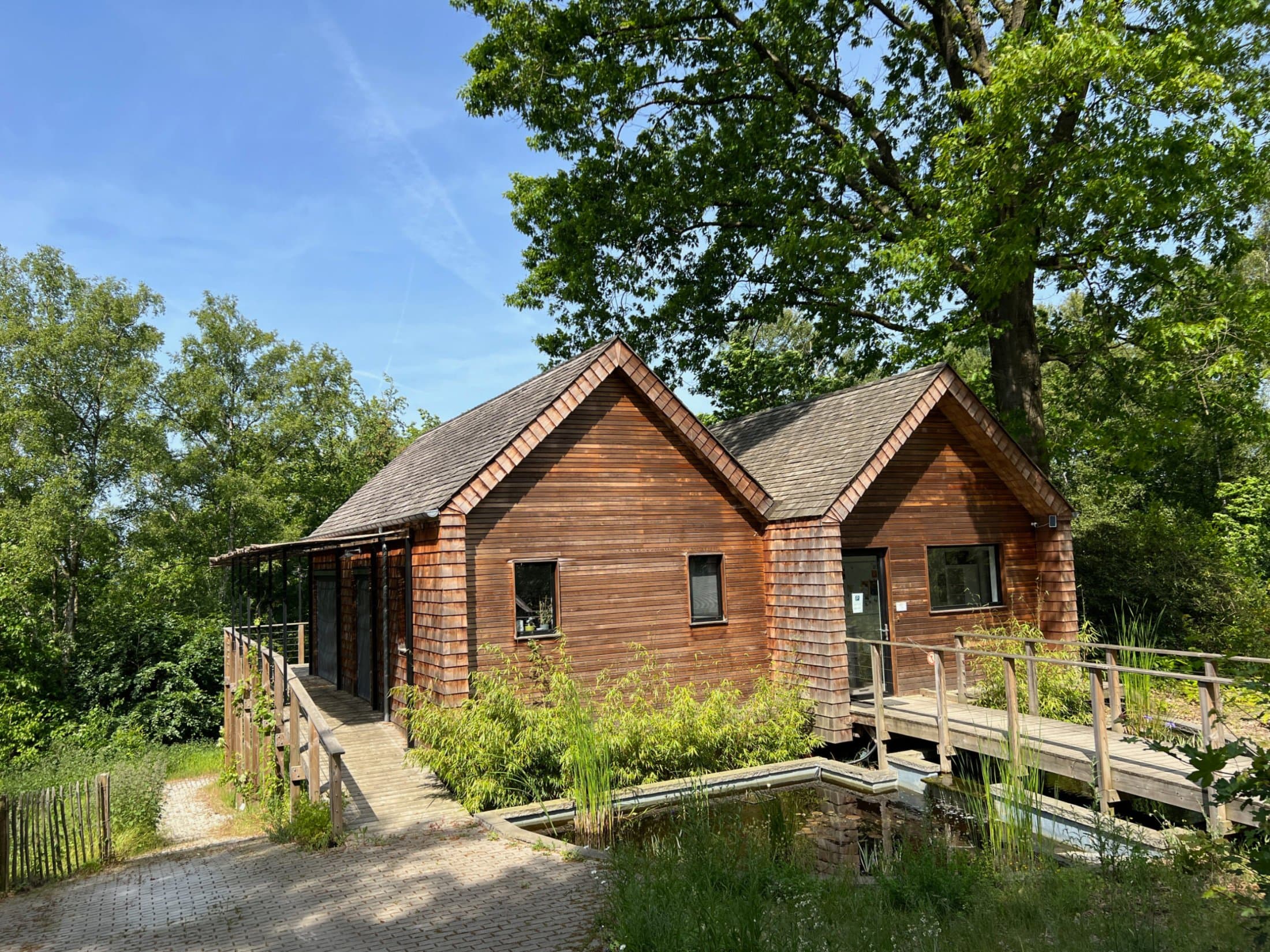 Le Centre Médical du Chêne, une bâtisse en bois nichée dans la forêt de Bousval