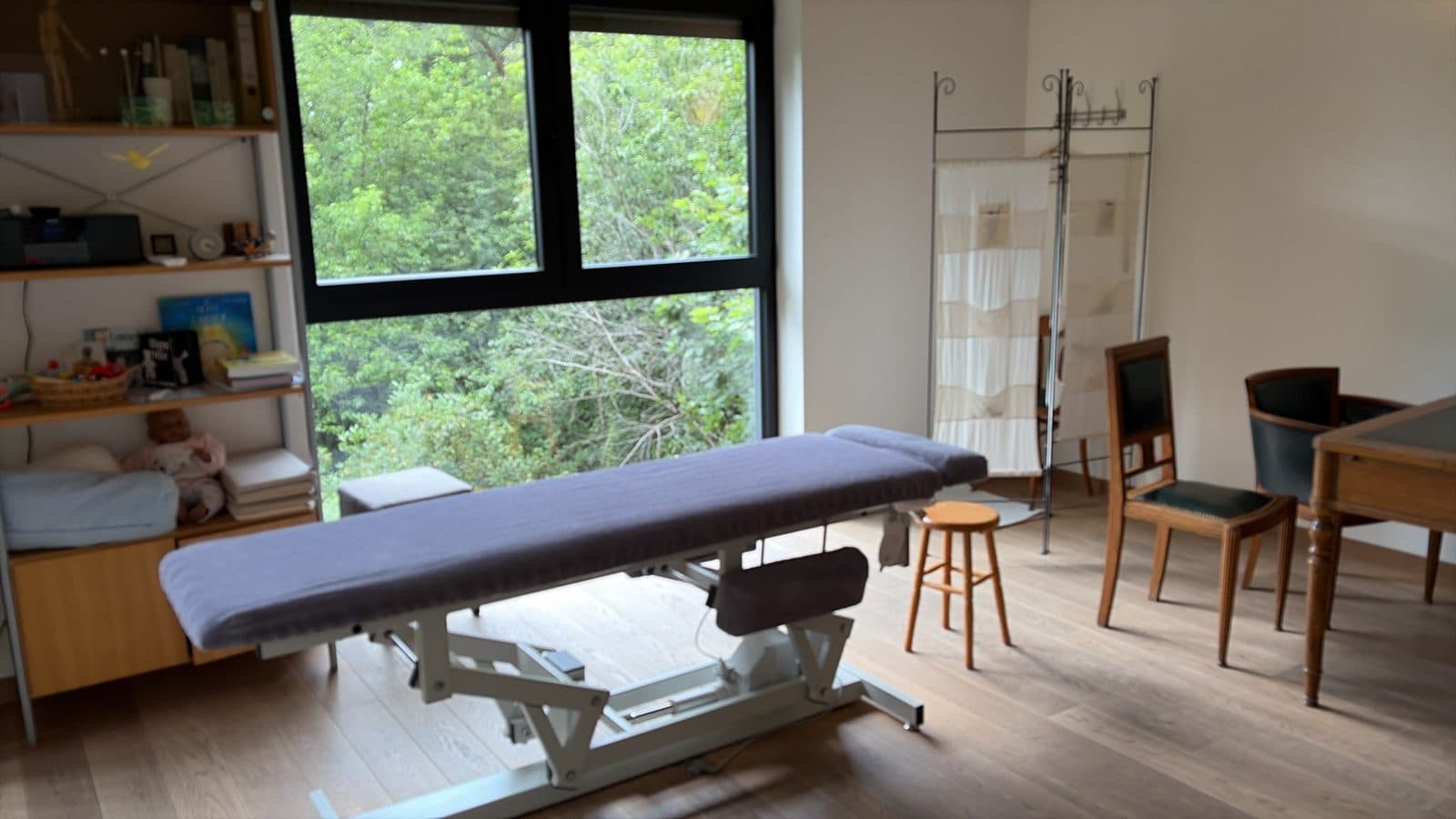 Un cabinet d'ostéopathie baigné de lumière naturelle