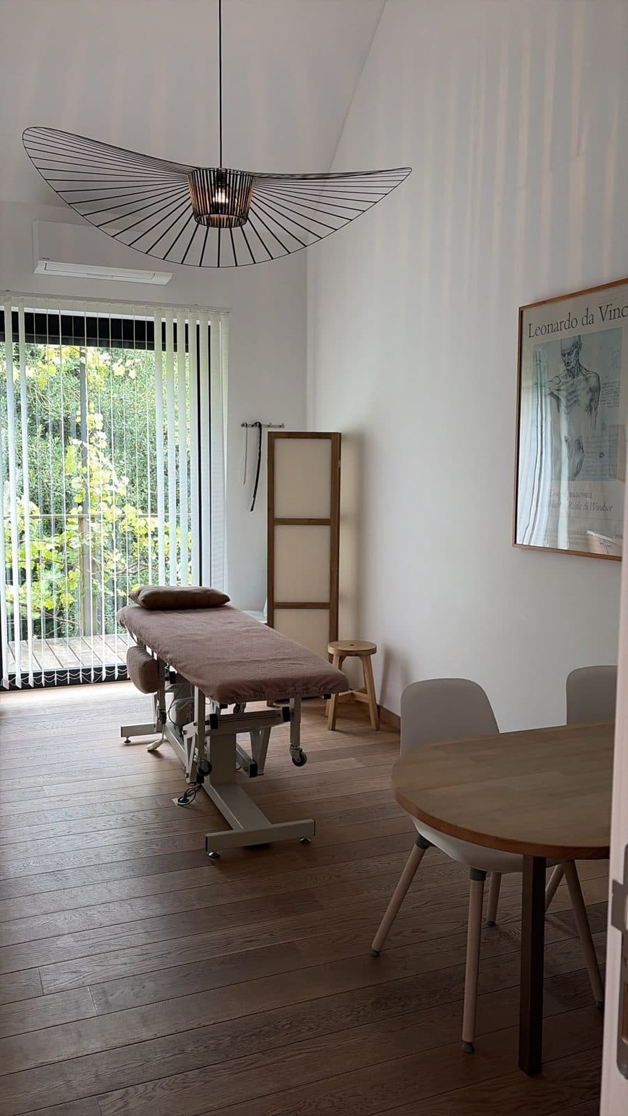 Une salle de soin ostéopathique élégante et calme