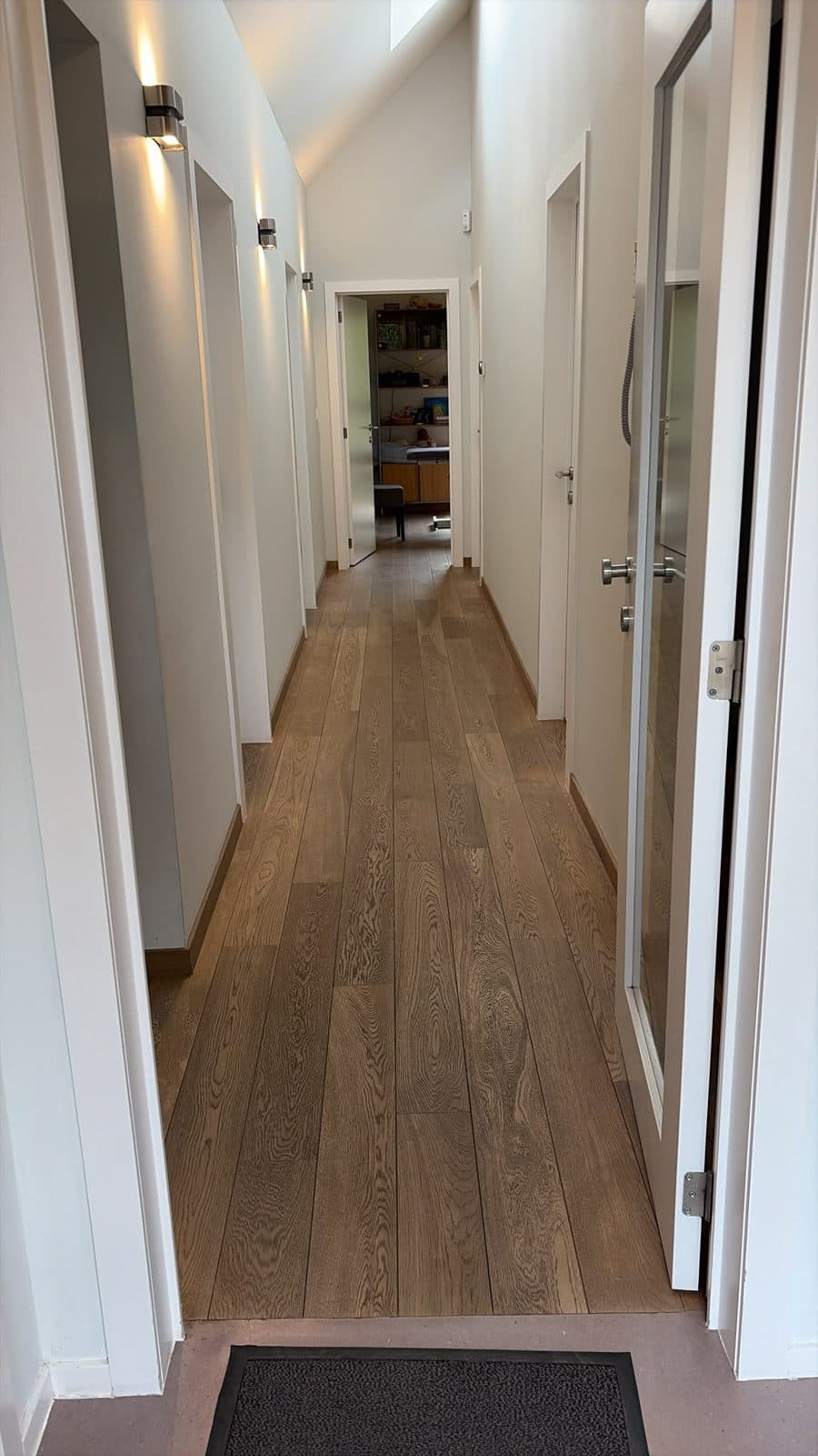 Le couloir en bois du Centre menant aux cabinets