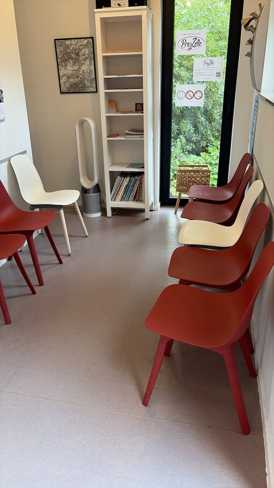 La salle d'attente lumineuse du Centre